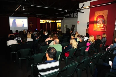 CAXIAS DO SUL, RS, BRASIL, 13/10/2022. Espaço Mater Dei, anexo à Catedral Diocesana Santa Teresa, acontece a sessão de cinema: “Santa Teresa D’Ávila – O Filme”, para reunir as lideranças dos diversos serviços, pastorais e pessoas que queiram conhecer melhor a vida e a missão da Padroeira de Caxias. (Porthus Junior/Agência RBS)<!-- NICAID(15235406) -->