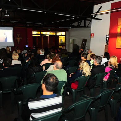 CAXIAS DO SUL, RS, BRASIL, 13/10/2022. Espaço Mater Dei, anexo à Catedral Diocesana Santa Teresa, acontece a sessão de cinema: “Santa Teresa D’Ávila – O Filme”, para reunir as lideranças dos diversos serviços, pastorais e pessoas que queiram conhecer melhor a vida e a missão da Padroeira de Caxias. (Porthus Junior/Agência RBS)<!-- NICAID(15235406) -->