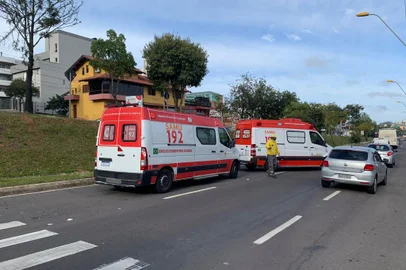 Mulher é atropelada por moto na Perimetral Norte, em Caxias do Sul<!-- NICAID(15220484) -->