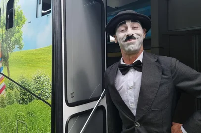 Já tradicional em Caxias do Sul, o projeto Cinema de Verão percorre mais uma cidade da região na edição especial de 10 anos. Dessa vez, Carlos Barbosa recebe as sessões até sábado. As exibições são gratuitas e ocorrem nos bairros Arcoverde, Vila Nova e Centro, sempre às 19h30min (veja a seguir).Além da exibição dos filmes, integra a iniciativa o Ônibus-Biblioteca da Fundação Marcopolo. A partir das 15h, nesse espaço, o público pode conhecer mais sobre a vida e obra de Charlie Chaplin, além de mergulhar na história do cinema mundial. Para quem quiser uma experiência ainda mais imersiva, nos locais de exibição será erguida uma tenda onde as pessoas podem se maquiar de Chaplin. O ator caxiense Marcelo Casagrande também estará por lá, caracterizado como o personagem dos filmes para interagir e ser fotografado com os espectadores.FOTO: Ator caxiense Marcelo Casagrande, como Charlie Chaplin<!-- NICAID(15692117) -->