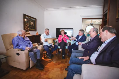Cinco ex-governadores do Rio Grande do Sul manifestaram apoio à reeleição do prefeito Sebastião Melo (MDB) em Porto Alegre. O grupo se reuniu para almoçar com o prefeito neste sábado (21), na residência de Pedro Simon.<!-- NICAID(15872861) -->
