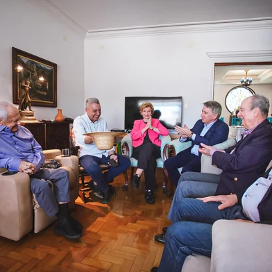 Cinco ex-governadores do Rio Grande do Sul manifestaram apoio à reeleição do prefeito Sebastião Melo (MDB) em Porto Alegre. O grupo se reuniu para almoçar com o prefeito neste sábado (21), na residência de Pedro Simon.<!-- NICAID(15872861) -->