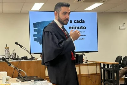 O Tribunal do Júri de Encantado condenou Rosemel José Guevara Villarroel, natural da Venezuela, a 35 anos de prisão em regime fechado pela feminicídio da esposa, em Encantado, no Vale do Taquari. Em outubro de 2023, Wilmary Carolina Magallanes Salazar, 21 anos, foi assassinada com 31 facadas pelo então companheiro. O júri aconteceu na última segunda-feira (5), e a condenação de 35 anos de prisão, em regime fechado, foi pelo feminicídio triplamente qualificado.o promotor de Justiça Heráclito Mota Barreto Neto atuou em plenário.<!-- NICAID(15969649) -->