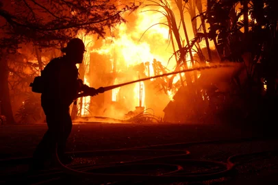 Powerful Winds Fuel Multiple Fires Across Los Angeles AreaALTADENA, CALIFORNIA - JANUARY 08: Los Angeles County firefighters spray water on a burning home as the Eaton Fire moved through the area on January 08, 2025 in Altadena, California. Fueled by intense Santa Ana Winds, the Palisades Fire has grown to over 2,900 acres and 30,000 people have been ordered to evacuate while a second fire has emerged near Eaton Canyon in Altadena.   Justin Sullivan/Getty Images/AFP (Photo by JUSTIN SULLIVAN / GETTY IMAGES NORTH AMERICA / Getty Images via AFP)Editoria: DISLocal: AltadenaIndexador: JUSTIN SULLIVANSecao: disaster (general)Fonte: GETTY IMAGES NORTH AMERICAFotógrafo: CONTRIBUTOR<!-- NICAID(15949453) -->