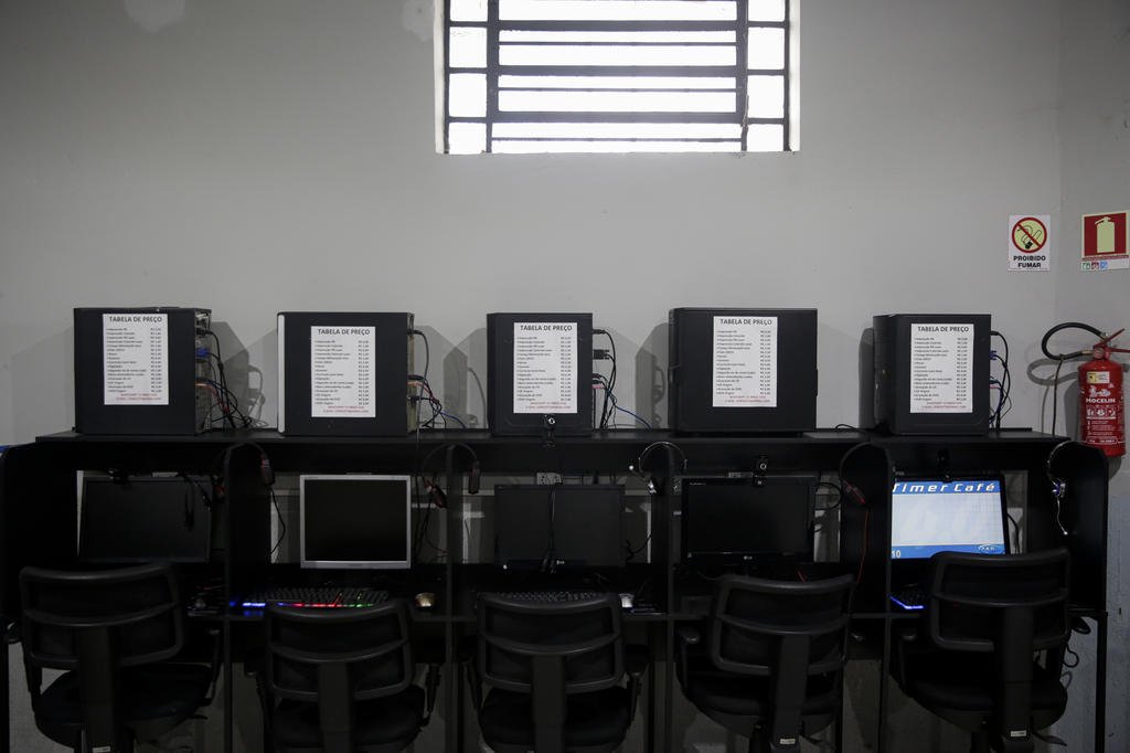 Domínio do celular para o acesso à forçou lan houses a