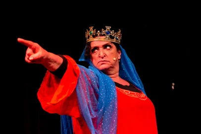 Famosa por seus personagens no palco e nas novelas, GRACE GIANOUKAS chega em Caxias do Sul para workshop e apresentação do seu espetáculo, que comemora os 40 anos de carreiraPalco pra Quê?Oficina de criação e construção de personagensDias 9 e 10 de novembro noStudio de Danças Camila OliveiraGrace em RevistaDia 11 de novembro, no Teatro Municipal Pedro Parenti<!-- NICAID(15257769) -->