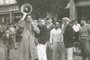 Protestos em frente a Metalúrgica Abramo Eberle, em 1963.Fotografia que faz parte da Revista 70 Anos de História - Resgatando o Passado para Fortalecer as Lutas Presentes e Futuras, do Sindicato dos Trabalhadores nas Indústras Metalúrgicas, Mecânicas e de Material Elétrico de Caxias do Sul.<!-- NICAID(15370997) -->