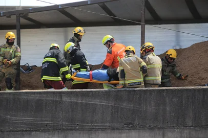 PORTO ALEGRE, RS, BRASIL, 07-10-2025: Carreta carregada de serragem tomba e deixa mulher soterrada no acesso à BR-448, em Porto Alegre . Foto: Ronaldo Bernardi/Agência RBS<!-- NICAID(16140898) -->