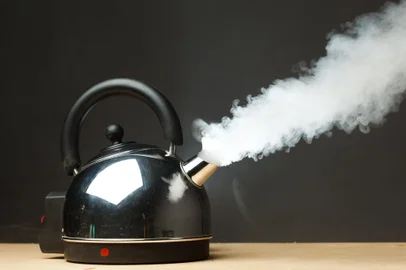 boiling kettleIndexador: Photographer: Nikita SobolkovFonte: 65768235<!-- NICAID(15526197) -->