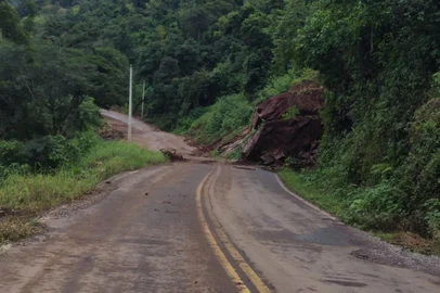 Desmoronamento de pedra bloqueia estrada que conecta Cotiporã com Dois Lajeados <!-- NICAID(16053252) -->