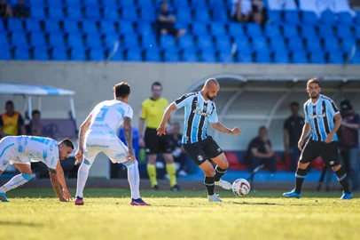 Gremio x LondrinaFUTEBOL/CAMPEONATO BRASILEIRO 2022 /GREMIO X LONDRINA - ESPORTES - Lance da partida entre Gremio e Londrina disputada na tarde deste sabado, no EstÃ¡dio do Cafe, em Londrina, em partida valida pela Campeonato Brasileiro 2022. FOTO: LUCAS UEBEL/GREMIO FBPA/DivulgaçãoEditoria: SPOLocal: LondrinaIndexador: Lucas UebelSecao: futebolFonte: Gremio.netFotógrafo: Gremio x Londrina<!-- NICAID(15230924) -->