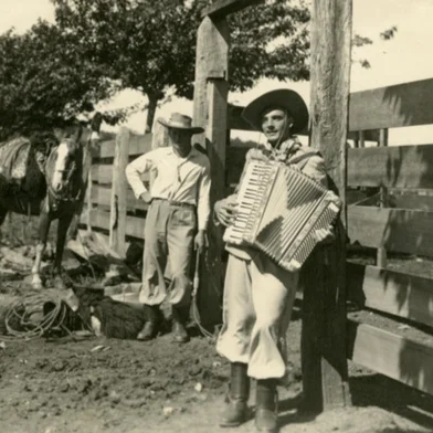 Honeyde Bertussi, músico tradicionalista gaúcho em 1948. Criúva. Autoria Ary Cavalcanti<!-- NICAID(12053734) -->