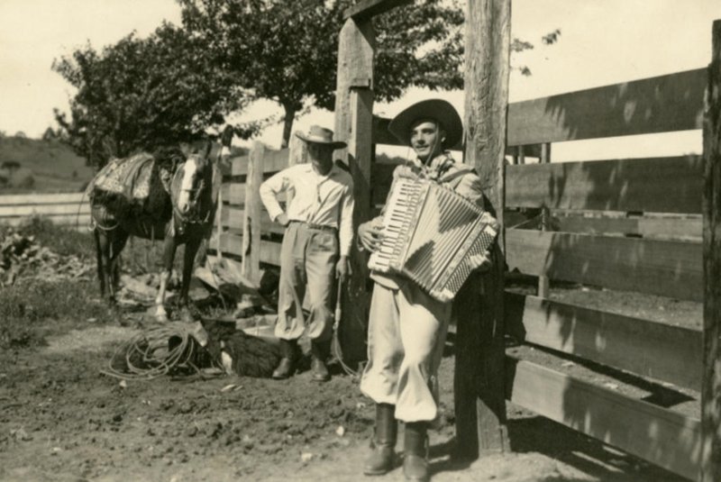 Honeyde Bertussi, músico tradicionalista gaúcho em 1948. Criúva. Autoria Ary Cavalcanti<!-- NICAID(12053734) -->