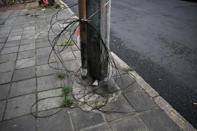 Porto Alegre, RS, Brasil - 11/01/2024 - Postes com emaranhados de fios na Capital. Na foto: Rua Garibaldi, 793 (vários fios soltos) (Foto: Anselmo Cunha/Agência RBS)<!-- NICAID(15647568) -->