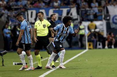 PORTO ALEGRE, RS, BRASIL, 02-02-2026: - Na arena, Grêmio enfrenta o Botafogo pela segunda rodada do Brasileirão 2026. Na foto, os jogadores do Grêmio, Monsalve, Willian. Fotos: Duda Fortes/Agencia RBS<!-- NICAID(16219020) -->