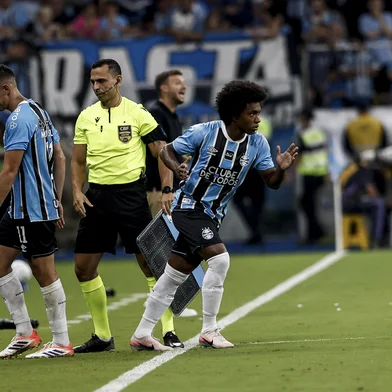 PORTO ALEGRE, RS, BRASIL, 02-02-2026: - Na arena, Grêmio enfrenta o Botafogo pela segunda rodada do Brasileirão 2026. Na foto, os jogadores do Grêmio, Monsalve, Willian. Fotos: Duda Fortes/Agencia RBS<!-- NICAID(16219020) -->