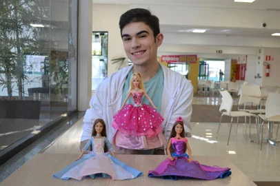 No mês em que “Barbie”, um dos filmes mais aguardados do ano chega às telonas nacionais, um grande fã comemora a abertura da sua primeira exposição com mais de 40 exemplares da boneca em Caxias do Sul. Aos 17 anos, o estudante Diego Passos Gonçalves é o curador da “Exposição da boneca mais famosa do mundo”, que ocupará o segundo andar do Prataviera Shopping a partir do próximo sábado (1º). A mostra reúne os modelos da boneca Barbie lançados de 1982 até 2015, itens da coleção de Diego com algumas cedidas por amigas do jovem. A visitação é gratuita e ficará aberta de segunda a sábado, das 09h às 20h, até o dia 30 de julho.<!-- NICAID(15468290) -->