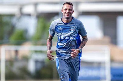 RS - FUTEBOL/TREINO GREMIO  - ESPORTES - Jogadores do Gremio realizam treino durante a tarde desta quinta-feira no Centro de Treinamentos Luiz Carvalho, na preparacao para o Campeonato Brasileiro 2017. FOTO: LUCAS UEBEL/GREMIO FBPA<!-- NICAID(13195841) -->