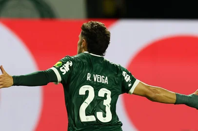 O jogador Raphael Veiga, da SE Palmeiras, comemora seu gol contra a equipe do SÃ£o Paulo FC, durante partida vÃ¡lida pela semifinal, do Campeonato Paulista, SÃ©rie A1, na arena Allianz Parque. (Foto: Cesar Greco/Palmeiras/by Canon)<!-- NICAID(15992895) -->
