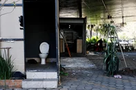 PORTO ALEGRE, RS, BRASIL, 19.05.2025: Fechamendo de Bar Contêiner localizado no viaduto Imperatriz Leopoldina. Foto: Camila Hermes/Agencia RBS<!-- NICAID(16041023) -->