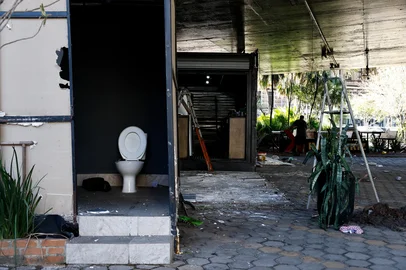 PORTO ALEGRE, RS, BRASIL, 19.05.2025: Fechamendo de Bar Contêiner localizado no viaduto Imperatriz Leopoldina. Foto: Camila Hermes/Agencia RBS<!-- NICAID(16041023) -->