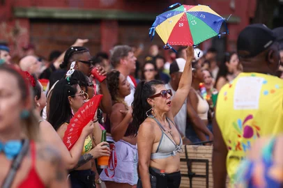 PORTO ALEGRE, RS, BRASIL, 16-02-2026: Circuito de blocos que participam da programação oficial do Carnaval de Rua 2026, em Porto Alegre. Na segunda-feira (16), ocorre o Circuito Cidade Baixa, com quatro blocos que iniciam na Praça Garibaldi e seguem até a Praça Isabel, a Católica. Foto: Bruno Todeschini/Agência RBS<!-- NICAID(16226668) -->