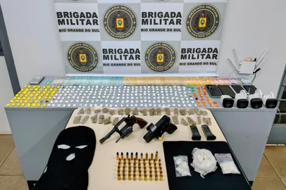Trio é preso com armas, munições e drogas em Nova Prata.<!-- NICAID(16155340) -->