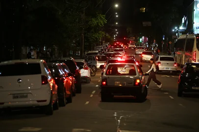 CAXIAS DO SUL, RS, BRASIL, 13/04/2026. Desde que FSG centralizou aulas no prédio na Rua Marechal Floriano, relatos são de congestionamento no cruzamento com a Rua Antônio Prado. A principal causa é a fila para acessar a garagem da faculdade. (Porthus Junior/Agência RBS)<!-- NICAID(16265154) -->
