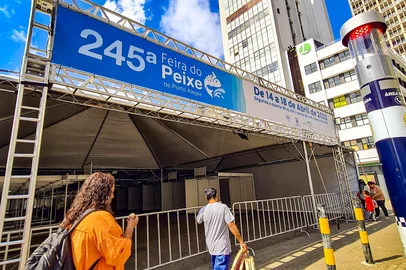 Porto Alegre, RS, Brasil 10/4/2025: ComeÃ§a na segunda-feira, 14, a 245Âª Feira do Peixe de Porto Alegre, no Largo Jornalista GlÃªnio Peres, Centro HistÃ³rico. O tradicional evento que antecede a PÃ¡scoa ocorrerÃ¡ atÃ© o dia 18, nos seguintes dias e horÃ¡rios: de segunda a quarta, das 8h Ã s 22h; na quinta, das 8h a 0h; e na sexta, das 8h Ã s 13h. SerÃ£o 47 bancas distribuÃ­das entre 100 famÃ­lias de pescadores, que vÃ£o comercializar peixes frescos, resfriados e congelados, alÃ©m da oferta de peixes, iscas e bolinhos fritos prontos para o consumo e da tradicional tainha assada na taquara. Foto: Adriana CorrÃªa/SMGOV/PMPA<!-- NICAID(16015990) -->