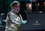 Elton John passa a noite em hospital após queda em casa 