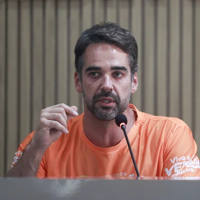 GOVERNADOR APRESENTA BALANÇO PARCIAL DA OPERAÇÃO VERÃO TOTALCAPÃO DA CANOA, RS, BRASIL, 10-01-2026: Governador Eduardo Leite visita Xangri-lá e apresenta balanço do primeiro mês da Operação Verão Total, na câmara de vereadores do município, em coletiva de imprensa. (Foto: André Ávila/Agência RBS)<!-- NICAID(16201672) -->