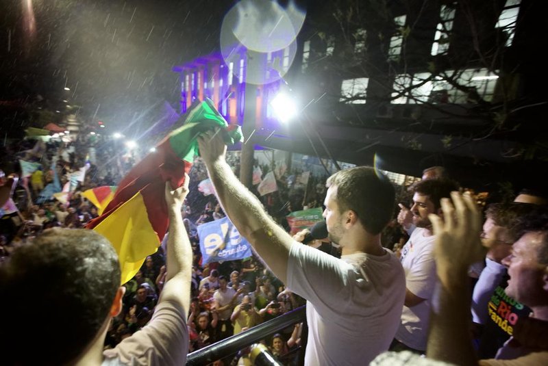 30/10/2022 - PORTO ALEGRE, RS - Eduardo Leite comemora sua reeleição com apoiadores. FOTO: Jefferson Botega / Agência RBSIndexador: Jeff Botega<!-- NICAID(15250620) -->