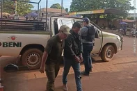 Fabrício Salvador da Silva, o Teta, no momento em que foi transferido pela polícia boliviana para as autoridades brasileiras