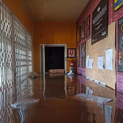 Terreira da Tribo, sede do grupo de teatro Ói Nóis Aqui Traveiz, é inundada em Porto Alegre.<!-- NICAID(15762610) -->