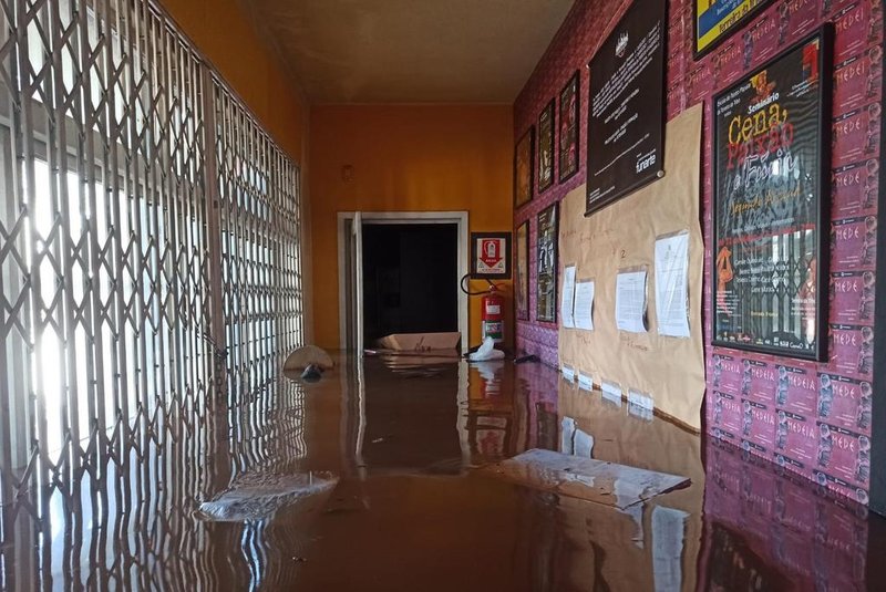 Terreira da Tribo, sede do grupo de teatro Ói Nóis Aqui Traveiz, é inundada em Porto Alegre.<!-- NICAID(15762610) -->