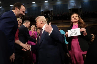 US Representative Melanie Stansbury (D-NM) holds as a sign reading "This is not Normal" as US President Donald Trump enters the House chamber to deliver an address to a joint session of Congress at the US Capitol in Washington, DC, on March 4, 2025. (Photo by Win McNamee / POOL / AFP)Editoria: POLLocal: WashingtonIndexador: WIN MCNAMEESecao: politics (general)Fonte: POOLFotógrafo: STR<!-- NICAID(15989060) -->