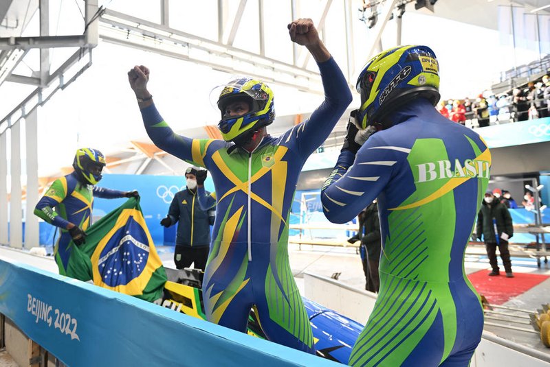 Brazil's Edson Luques Bindilatti, Rafael Souza Da Silva, Erick Gilson Vianna Jeronimo and Edson Ricardo Martins react after the final run of the 4-man bobsleigh event at the Yanqing National Sliding Centre during the Beijing 2022 Winter Olympic Games in Yanqing on February 20, 2022. (Photo by Daniel MIHAILESCU / AFP)<!-- NICAID(15021843) -->