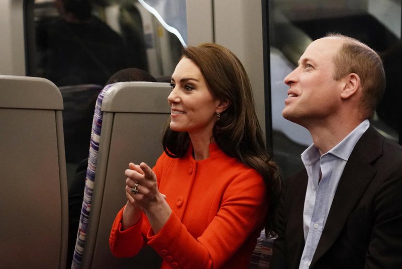 Kate Middleton e príncipe William em metrô e pub em LondresBritain's Prince William, Prince of Wales and Britain's Catherine, Princess of Wales take the Elizabeth line and speak with passengers in the tube on their wat to visit the Dog & Duck Pub in Soho, central London, on May 4, 2023 to hear about their preparation for the Coronation Weekend and meet members of staff and representatives from other hospitality and recreation businesses of the area. (Photo by Jordan Pettitt / POOL / AFP)<!-- NICAID(15420765) -->