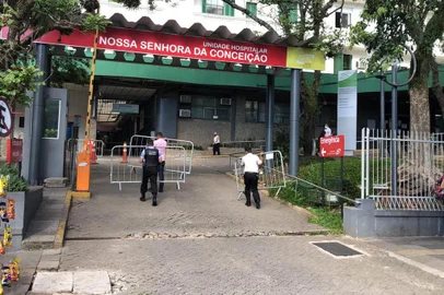 A emergência do Hospital Nossa Senhora da Conceição foi reaberta às 16h desta quinta-feira (11). O local permaneceu com acesso restrito e só estava atendendo casos encaminhados por meio ambulâncias nas últimas 24h. A partir de agora, o paciente que chegar em estado grave, mesmo sem ambulância, poderá ser atendido. Pontualmente às 16h, três vigilantes fizeram a retirada do gradil que impendia o acesso de veículos até a porta da emergência do Conceiçāo. Poucos minutos depois, uma ambulância de um serviço privado de socorro e dois carros particulares ingressaram no pátio com pacientes em busca de atendimento. Foto: Eduardo Pinzon/Agência RBS<!-- NICAID(14733151) -->