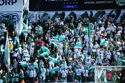 CAXIAS DO SUL, RS, BRASIL, 18/10/2023. Juventude x Ponte Preta, jogo válido pela 37ª rodada da série B do Campeonato Brasileiro e realizado no estádio Alfredo Jaconi. Na foto, torcida do Juventude, papada, papo. (Porthus Junior/Agência RBS)<!-- NICAID(15601632) -->