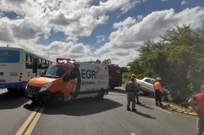 O acidente envolveu duas caminhonetes que bateram de frente, uma Fiat Toro e uma Pajero. Com a força da colisão, ambos os veículos saíram da pista e um deles chegou a capotar.<!-- NICAID(16209517) -->