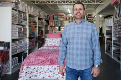 Bettina Gehm / Grupo RBS CAXIAS DO SUL, RS, BRASIL, 24/09/2026. Benevi, marca de roupas de cama, mesa e banho de Caxias do Sul, está há 35 anos no mercado. Na foto, o proprietário Rogério Menegotto. (Foto: Bettina Gehm)Indexador: BETTINA GEHM<!-- NICAID(16373002) -->
