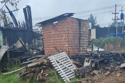 Um homem, de 44 anos, foi preso em Porto Alegre nesta segunda-feira (5) por ser o principal suspeito de atear fogo na residência de sua ex-companheira em Farroupilha, no dia 13 de abril de 2025. A vítima estava na casa, mas conseguiu sair a tempo, sem ferimentos. Agora, ela busca a solidariedade da comunidade para recomeçar. <!-- NICAID(16030224) -->