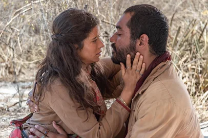 Josué ( Thomas Aquino ) frente a frente com Rosa ( Isadora Cruz ), guerreiros do sol<!-- NICAID(16052388) -->