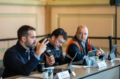 PORTO ALEGRE, RS – 27.06.2025 – O governador Eduardo Leite coordenou, nesta sexta-feira, uma reunião híbrida com integrantes do governo para atualizar as informações sobre a situação climática no Estado. O encontro contou com a presença de secretários, autoridades da segurança e da defesa civil, além de integrantes do gabinete e representantes externos. A pauta principal foi o monitoramento das regiões afetadas pelas chuvas e o alinhamento das próximas ações emergenciais e estruturantes.<!-- NICAID(16069367) -->