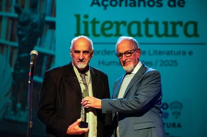 Pedro Piegas/PMPA / Divulgação Porto Alegre, RS, 11/05/2026 - J.J. Camargo (à esq) recebe de Sergius Gonzaga Prêmio Especial Açorianos. A cerimônia de entrega do Prêmio Açorianos de Literatura 2025 ocorreu nesta segunda-feira. O evento foi realizado, no Teatro Renascença. São nove categorias: Juvenil, Infantil, Dramaturgia, Crônica, Conto, Poesia, Especial, Ensaio de Literatura e Humanidades e Narrativa Longa. Fotos: Pedro Piegas/PMPA<!-- NICAID(16284229) -->
