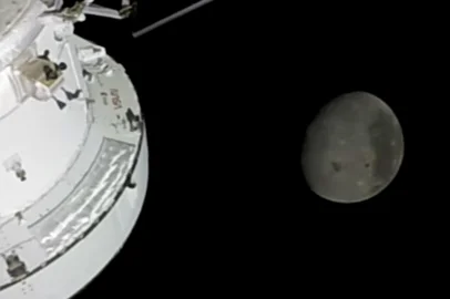 This handout picture by an Artemis II crew member provided by NASA shows the moon through a window of the Orion spacecraft on April 6, 2026. The Artemis astronauts entered the final phase of their run-up to a lunar loop on Monday, a tipping point of sorts that means the Moon's gravity is now having a stronger pull on the spacecraft than Earth's. The Orion capsule will now whip around the Moon, setting the crew up to travel farther from our home planet than any human before. (Photo by Handout / NASA / AFP) / RESTRICTED TO EDITORIAL USE - MANDATORY CREDIT "AFP PHOTO / NASA" - HANDOUT - NO MARKETING NO ADVERTISING CAMPAIGNS - DISTRIBUTED AS A SERVICE TO CLIENTS<!-- NICAID(16259787) -->
