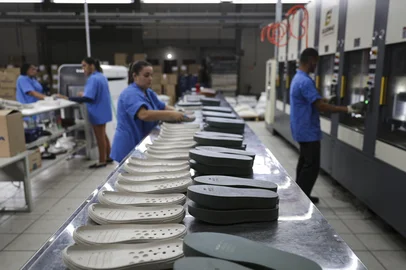 Dois Irmãos, RS, Brasil, 23-01-2024: Produção de calçados em fábrica da marca Pegada, em Dois Irmãos. Estratégias da indústria calçadista do RS para compensar a queda nas exportações em 2023. Foto: Mateus Bruxel / Agência RBS<!-- NICAID(15657954) -->