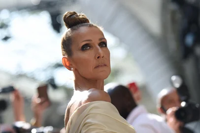 (FILES) Canadian singer Celine Dion arrives for the Alexandre Vauthier Women's Fall-Winter 2019/2020 Haute Couture collection fashion show in Paris. Canadian music icon Celine Dion on May 26, 2023, cancelled all shows scheduled for 2023-2024 for health reasons, tour organisers said. "With a sense of tremendous disappointment, Celine Dion's Courage World Tour today announced the cancellation of all remaining dates currently on sale for 2023 and 2024," said a statement. "Celine has continued to be treated for a diagnosed medical condition that prevents her from performing." (Photo by Lucas BARIOULET / AFP)Editoria: ACELocal: ParisIndexador: LUCAS BARIOULETSecao: celebrityFonte: AFPFotógrafo: STR<!-- NICAID(15439652) -->