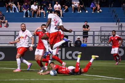 BRAGANTINO X INTERNACIONALSP - BRAGANTINO/INTERNACIONAL - ESPORTES - Partida entre Red Bull Bragantino x Internacional realizada no Estádio Municipal Cicero de Souza Marques em Bragança Paulista/SP, pelo Campeonato Brasileiro 2026, neste domingo (31). 31/05/2026 - Foto: RAFAEL MOREIRA/FOTOARENA/FOTOARENA/ESTADÃO CONTEÚDOEditoria: ESPORTESLocal: BRAGANÇA PAULISTAIndexador: RAFAEL MOREIRAFonte: 2954278Fotógrafo: FOTOARENA<!-- NICAID(16297133) -->
